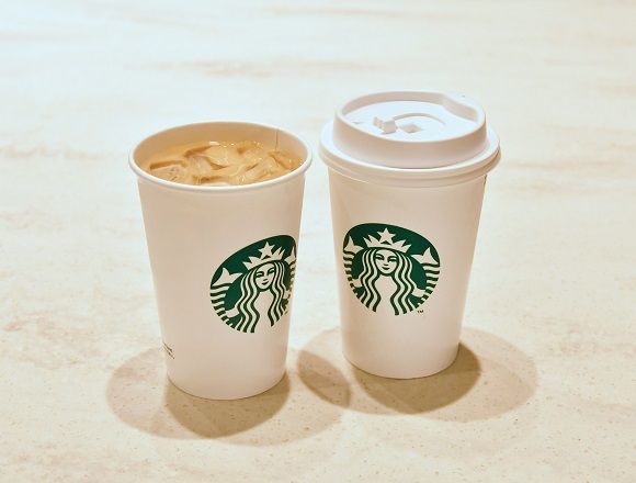 スタバ 冷たいドリンクが紙カップ・ストローなしに、「スターバックス