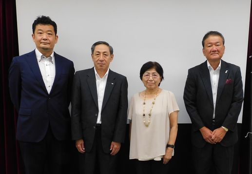 左から中村英孝課長補佐、古川裕志会長、石井克枝開発委員長、髙橋俊之専務理事