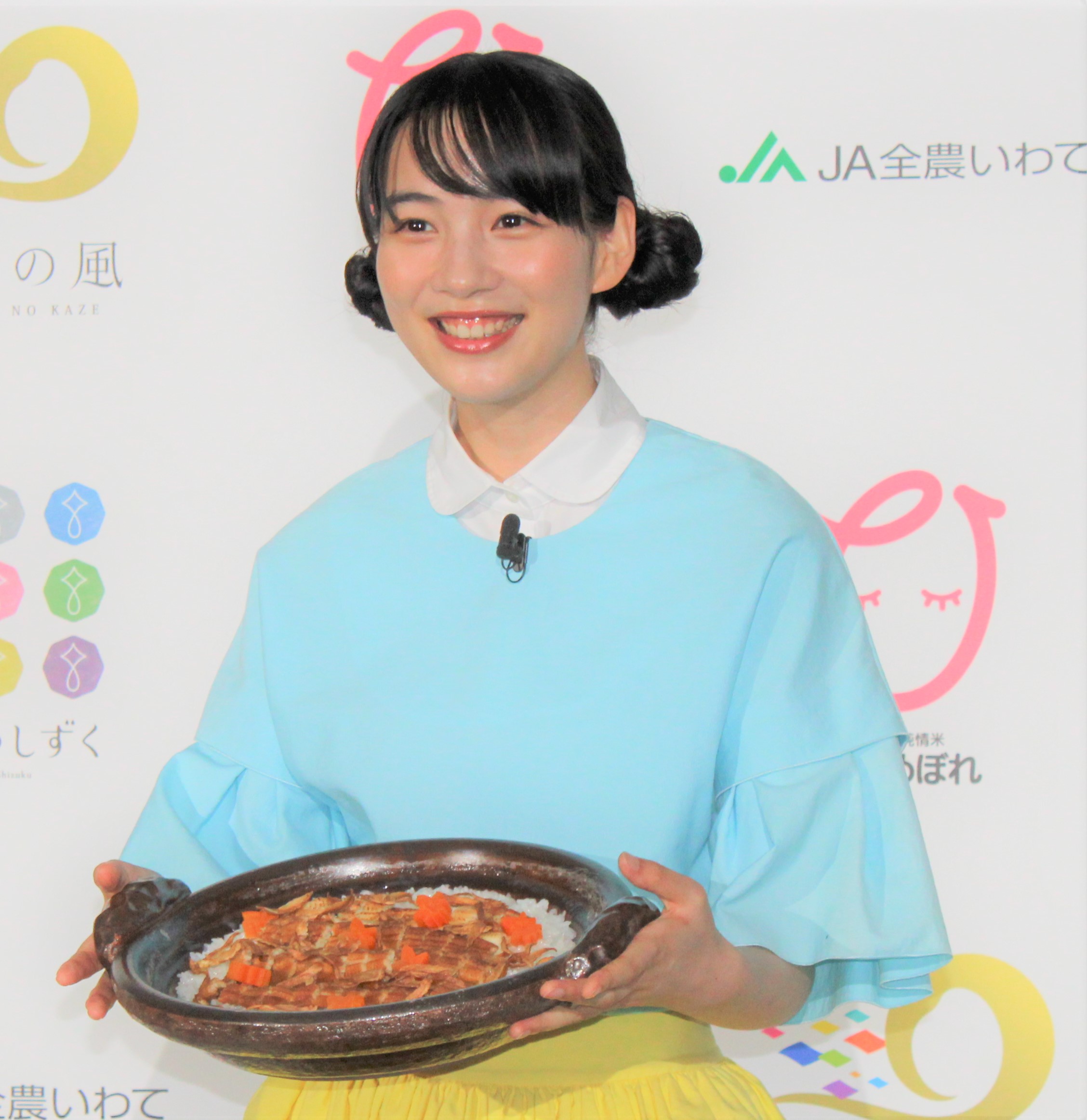 飲食店コラボメニュー「銀河のしずくの釜炊きご飯 伝助穴子の源平 揚げ牛蒡」を紹介するのんさん