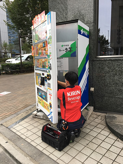 伊藤園･キリンビバレッジが自販機修理業務で協業、非競争分野で作業効率向上や時間短縮ねらう