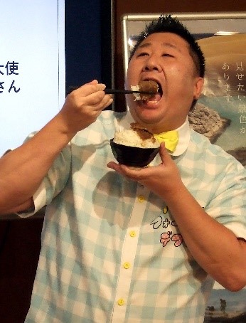 「鳥取県焼肉オンザライス大使」を務めるフォーリンデブはっしーさん