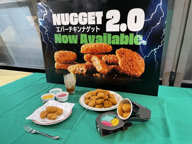 2foods「エバーチキンナゲット」と付け合わせのソース(イエロー＝プラントベースチェダーチーズ、ピンク＝黒胡椒ガーリックマヨ風、ブルー＝レモンタルタル)