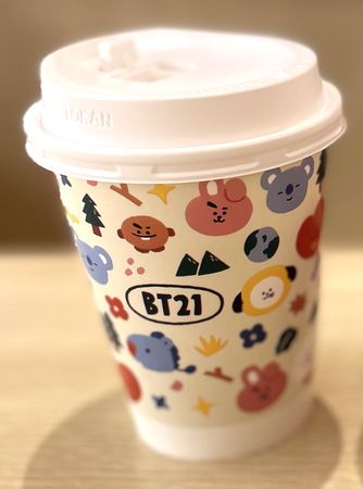 くら寿司「BT21ミルクキャラメルカフェラテ」(11月2日発売)