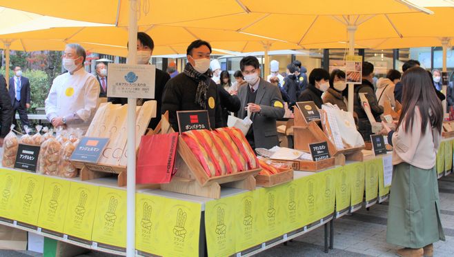 「フランスパンの日」イベント販売の様子