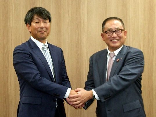 水迫畜産グループ・水迫栄治社長と、スターゼングループ・横田和彦社長