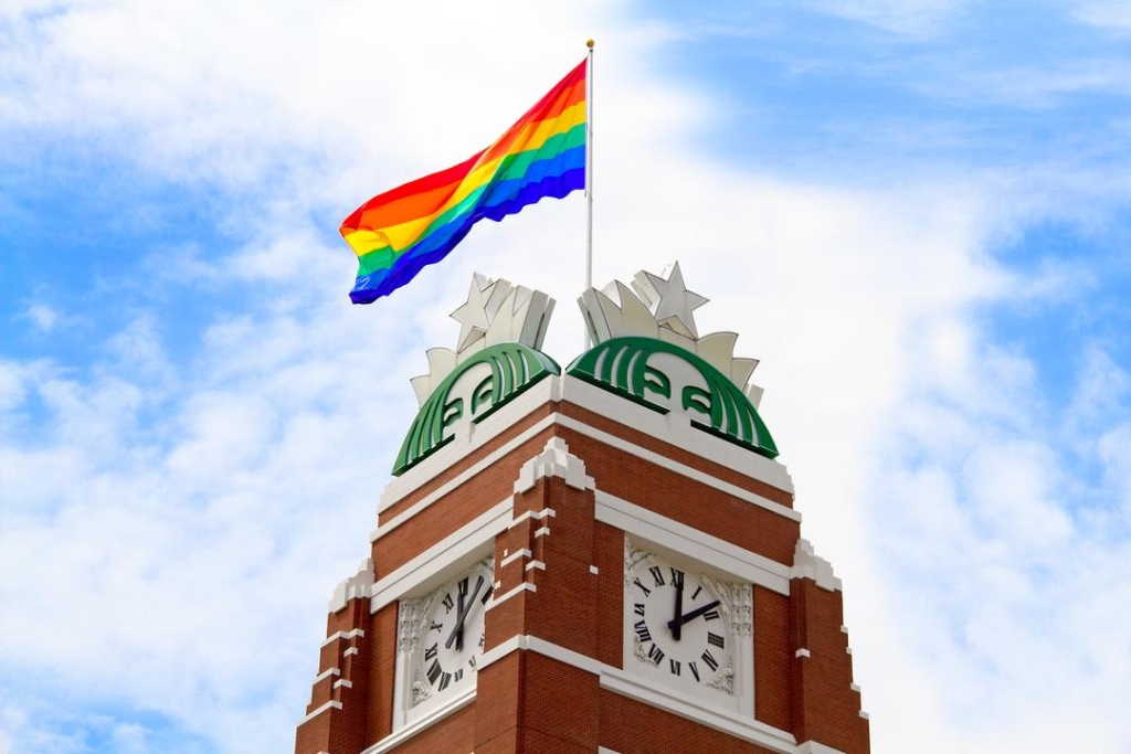  LGBTQ コミュニティを象徴するレインボーの旗を掲げるスターバックス本社（米・シアトル）