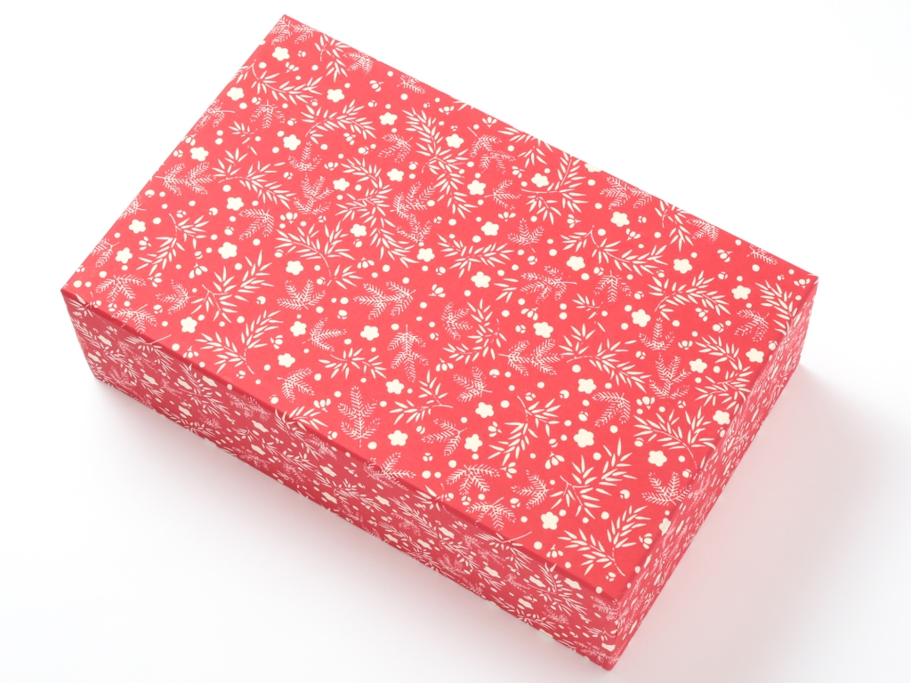 「新春 和菓子詰合せ 二段重」の重箱には榛原の千代紙を使用
