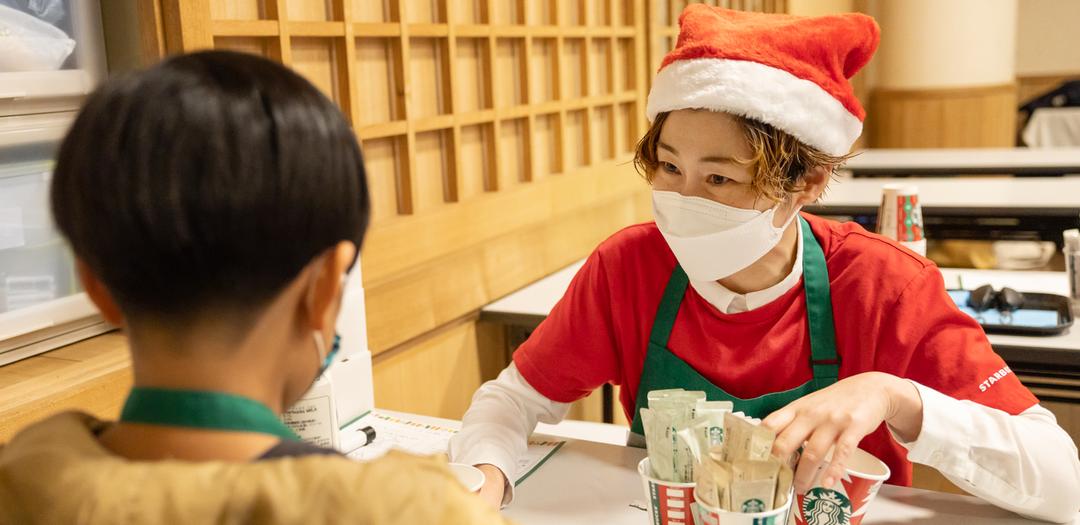 スターバックスは全国のこども食堂へホリデーギフトを贈った