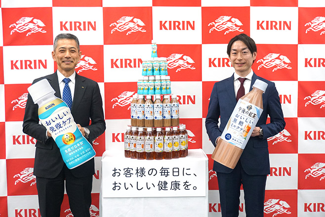 吉村社長（左）と成清敬之マーケティング部長が、「キリン　おいしい免疫ケア」と「午後の紅茶　おいしい無糖ミルクティー」を紹介