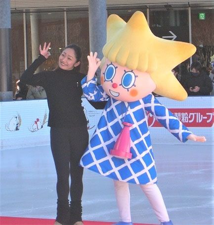オープニングセレモニーに登場した安藤美姫さんと、スカイツリー公式キャラクターのソラカラちゃん