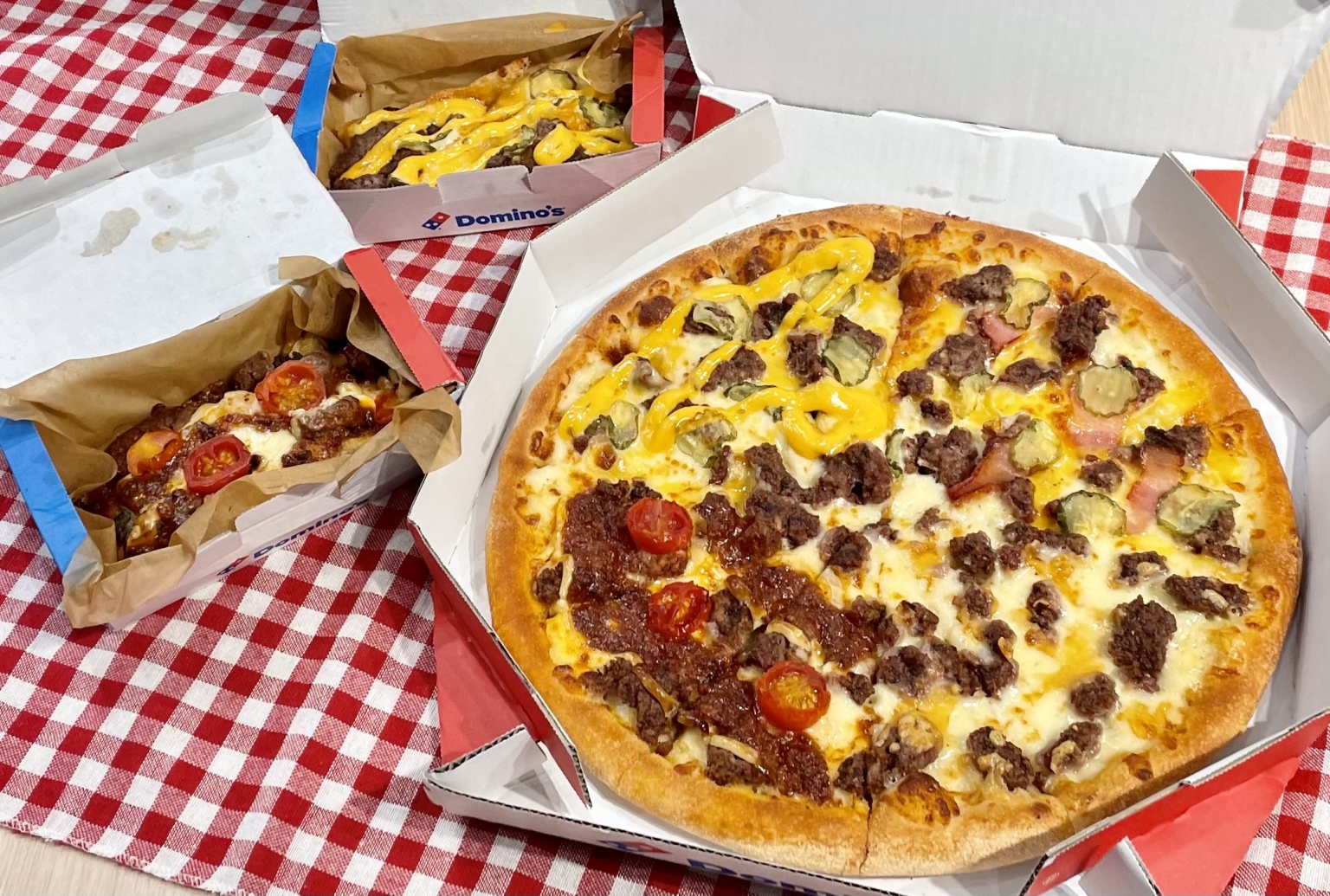 ドミノピザがバーガーを発売!?“牛肉100肉厚パティ”にピクルスやチーズ、「ベーコンシェイク」同時発売も 食品産業新聞社ニュースWEB