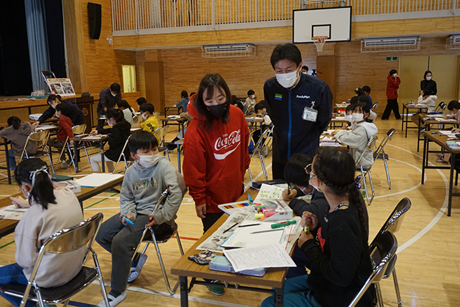 コカ･コーラ ボトラーズジャパンとファミリーマート SDGs推進で協業開始、第1弾は小学生向け出前授業、環境をテーマに