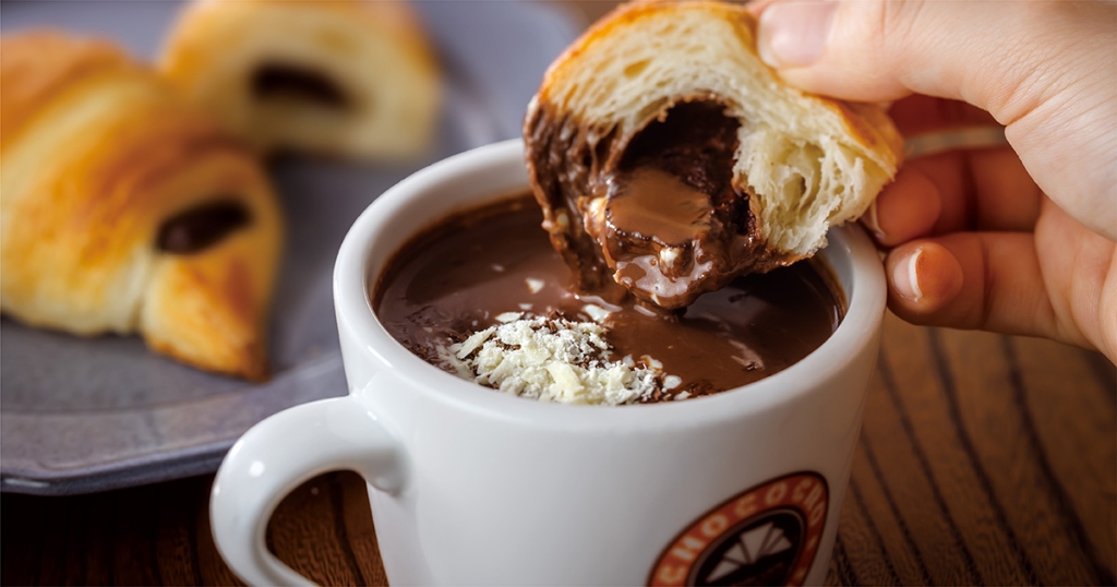 チョコクロを「トリプル･メルティホットチョコレート」にディップする食べ方を提案/サンマルクカフェ