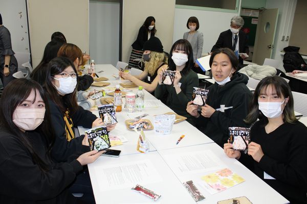 昭和女子大“防災セミナー”で「尾西のアルファ米」提供、海外の学生と防災学ぶ | 食品産業新聞社ニュースWEB