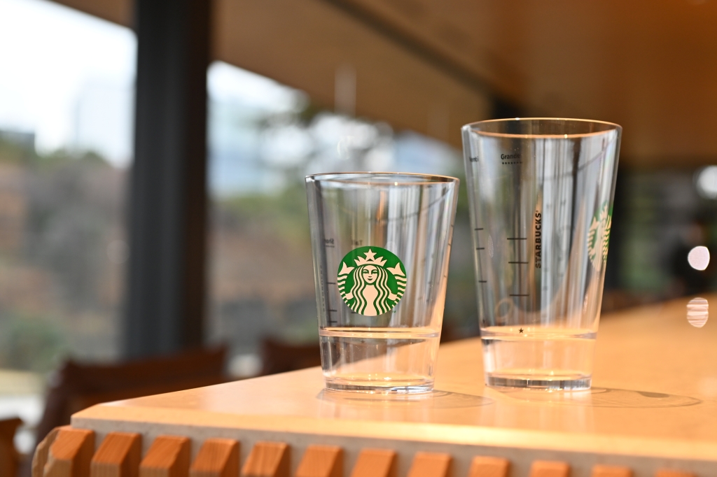 樹脂製のグラスは2サイズ/スターバックスコーヒージャパン