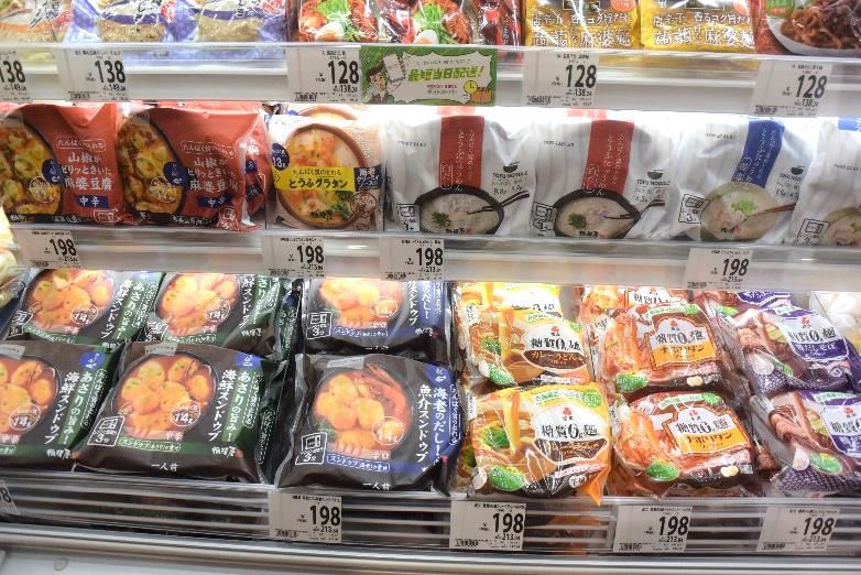 販売店に並ぶ豆腐商品