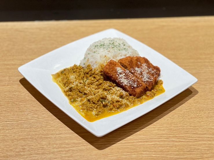 丸紅社員食堂「○cafe」大豆ミート使用のキーマカツカレー