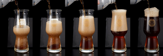 「TULLY’S COFFEE BLACK＆SODA GASSATA」をグラスに注いだイメージ