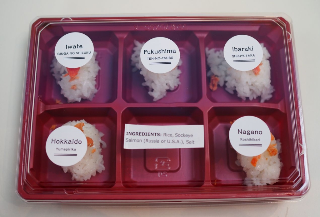日本産米試食で提供した、ご飯のお供をのせた5品種米