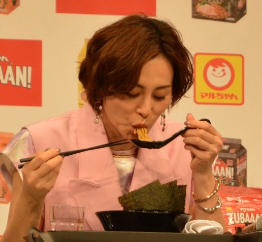 東洋水産「マルちゃんZUBAAAN!」を試食する米倉涼子さん