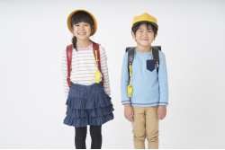 日本マクドナルドが新小学1年生に「安全笛」贈呈(着用イメージ)
