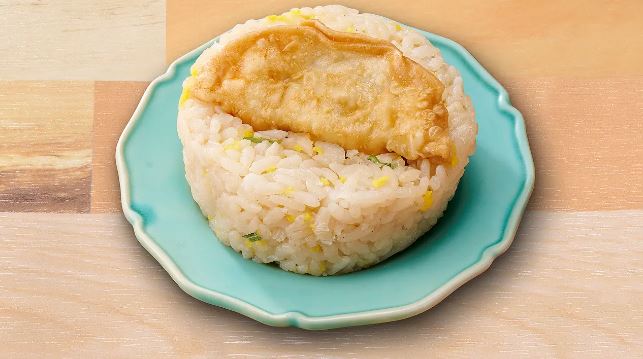 ローソンストア100「餃子とチャーハンおにぎり」