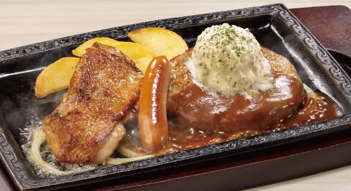 ステーキガスト「ワンコインハンバーグ(約110g)＋炭焼き風チキングリル＋ソーセージ＋特製ガーリックバター」(税込950円)