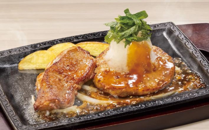 ステーキガスト「ワンコインハンバーグ(約110g)＋大葉おろし＋炭焼き風チキングリル」(税込800円)