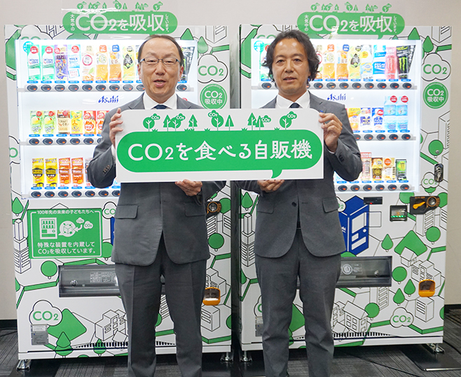 アサヒ飲料 米女社長(左)と相田CSV戦略部長