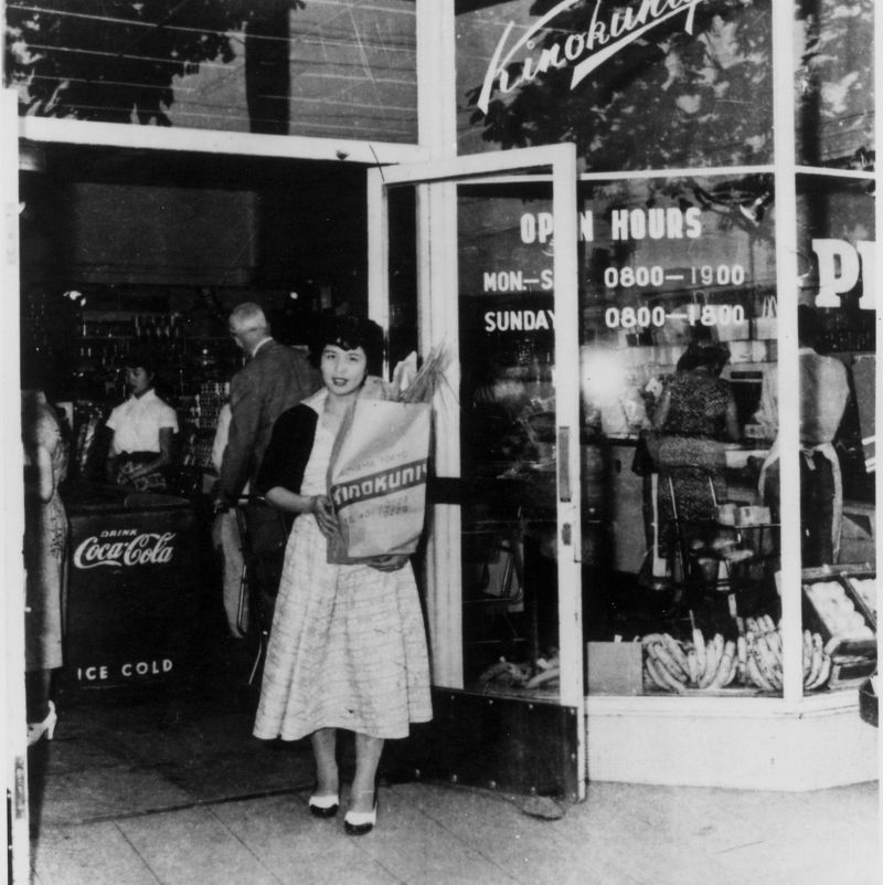 「紀ノ国屋クラシックバッグ」でデザインを復刻する開業当時のクラフト紙製ショッピングバッグ