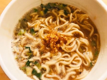 ローソン「エースコック 豚とろ監修 豚骨ラーメン」