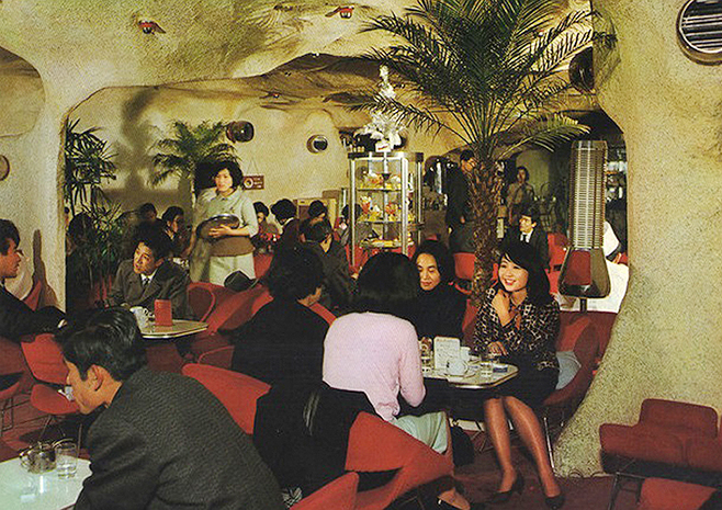 UCCグループでは、1965年に本格的な喫茶店「UCCコーヒーショップ さんちか店」（兵庫県神戸市）をオープン