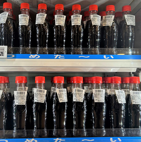 「コカ･コーラ」ラベルレス商品に表示シールを付けて店頭展開、100%リサイクルPETボトルを使用、環境月間に合わせ期間限定発売