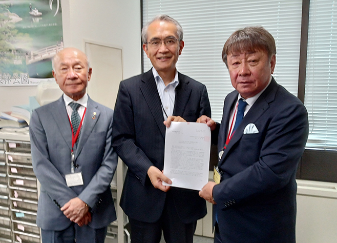 (左から)菅井正一理事と伊原和人保険局長、平井英司会長