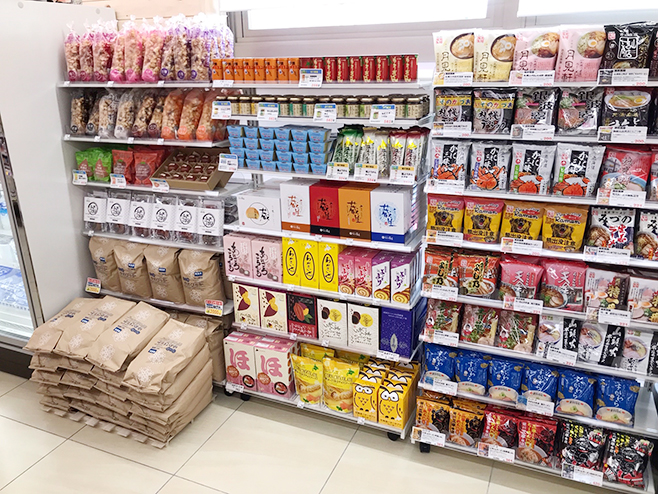 北海道各地のラーメン、菓子、コメなども取り扱う