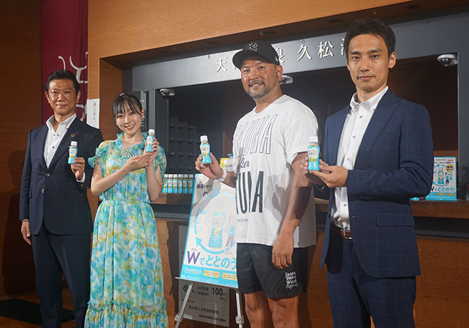 (左から)佐伯理事長、須田さん、秋山さん、山中マネージャー