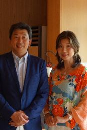 永井酒造の永井則吉社長と永井松美取締役