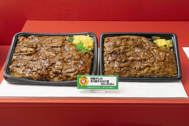 「特製ダレの炙り焼牛カルビ重」(左:増量品、右:通常品)/ファミリーマート『だいたい40%増量作戦』