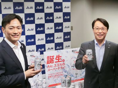左から、梶浦瑞穂マーケティング本部長、松山一雄代表取締役社長