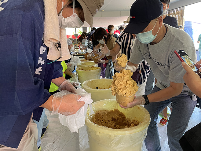 名物コーナー「みそ詰め放題」