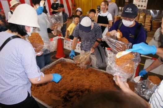 ヤマニ味噌、みその詰め放題