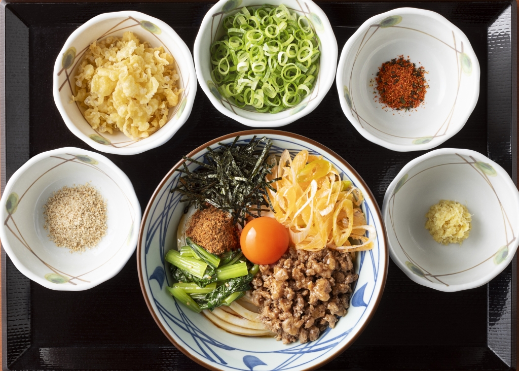 丸亀製麺「うま辛まぜ釜玉うどん」と無料薬味イメージ