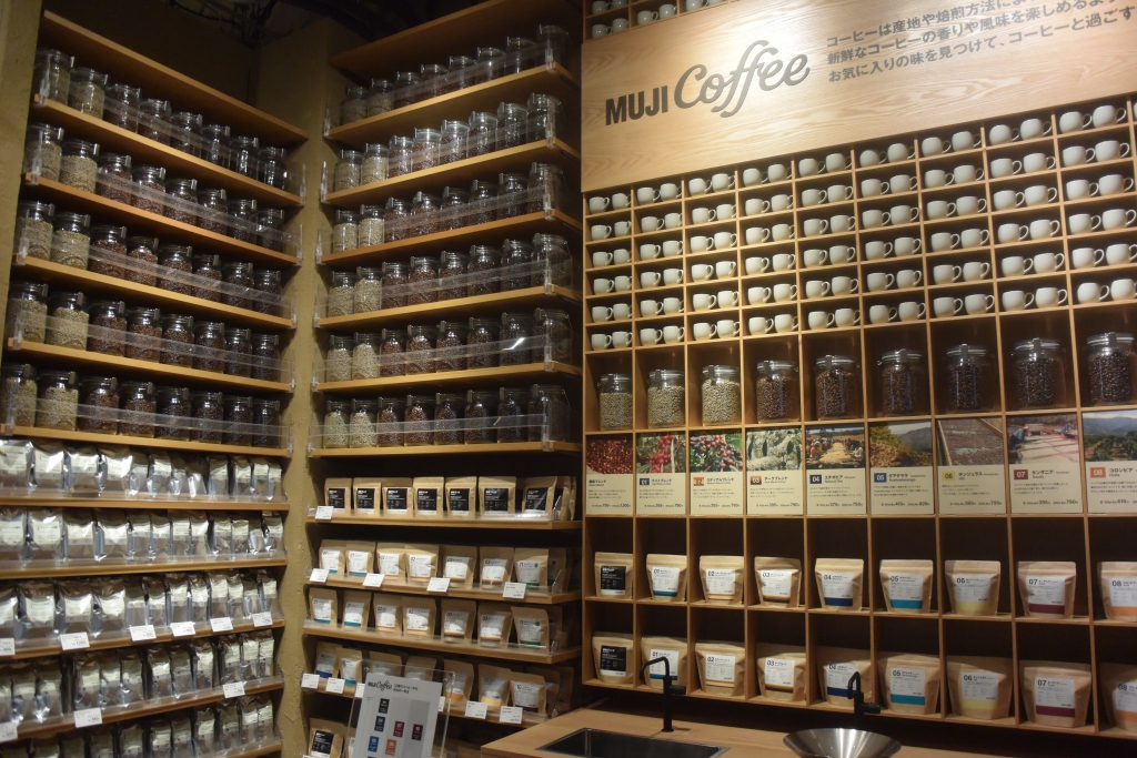 良品計画「無印良品 銀座」 店内で焙煎するコーヒー豆は12種類を用意した
