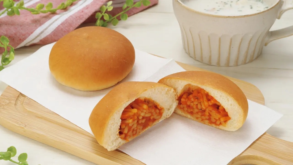 ローソンストア100「ナポリタンぱん」