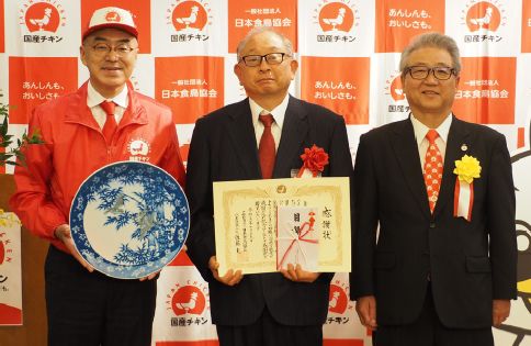 左から、辻貴博理事、稲葉敦央社長、佐藤実会長