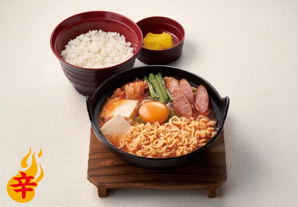 ジョイフル冬フェア 「旨辛スープのキムチチゲ定食(サリ麺入り)」