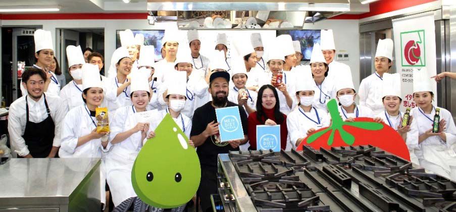 東京調理製菓専門学校「地中海食」出張講座の集合写真(中央右から矢﨑ブランドマネージャー、今井シェフ)