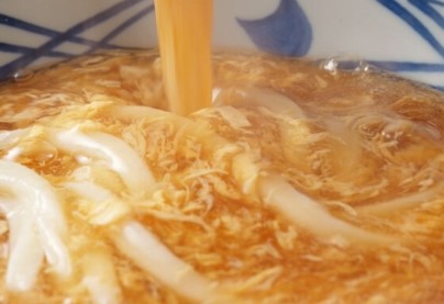 丸亀製麺「かに玉あんかけうどん」玉子あんかけイメージ