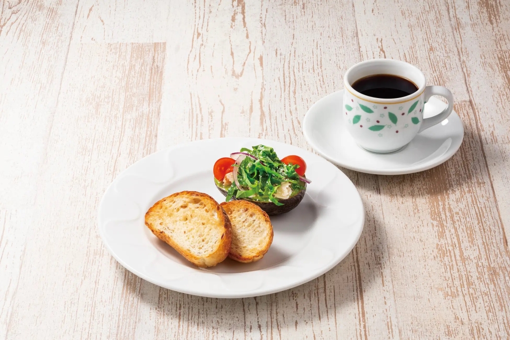 デニーズ 「アボカド&チキン ライ麦パン添え」