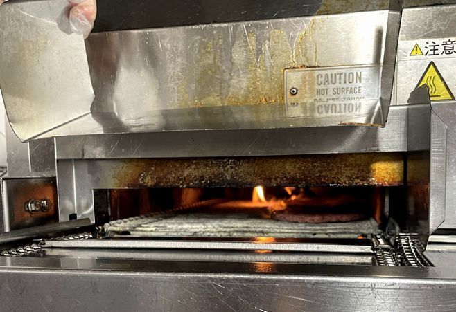 「バーガーキング」パティを直火焼きする専用機械“ブロイラー”(写真は2020年に都内店舗で撮影)